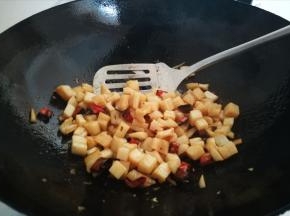 加盐，黑胡椒，火转大倒入半勺多点醋，沿锅边一呛，翻炒均匀起锅