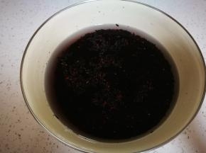 黑米洗净，冲洗一次就可以了，花青素很有营养，洗多了都浪费了！加水浸泡24小时，500克米我加了800克水
