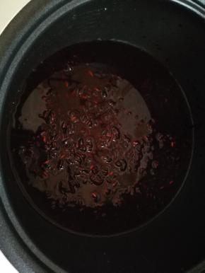 泡好后，连着泡米水倒入智能电饭煲，黑米不是普通大米，不好熟，要熟透才可以制作。使用精煮功能。