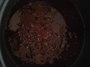 泡好后，连着泡米水倒入智能电饭煲，黑米不是普通大米，不好熟，要熟透才可以制作。使用精煮功能。