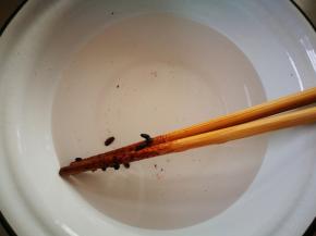 烧一点开水，放凉