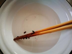 烧一点开水，放凉