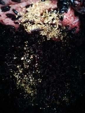 我的酒曲因为是冬天，我使用了2克。你们制作时，按照酒曲上的说明来适量合适的量，酒曲过多，会导致酒苦！时不时沾点水，将酒曲均匀的拌入黑米里