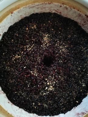 拌好后，将黑米放入消过毒的无水无油容器，我用的砂锅，保温效果好，也可以用合适大小的搪瓷锅，也非常好用！