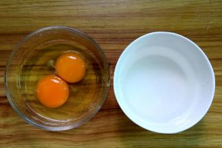 鸡蛋打入碗里；准备一碗温开水，量为鸡蛋的1.5-2倍，调入少许食盐，搅拌一下让盐溶化