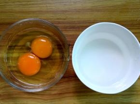 鸡蛋打入碗里；准备一碗温开水，量为鸡蛋的1.5-2倍，调入少许食盐，搅拌一下让盐溶化