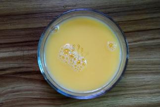 3. 把鸡蛋轻轻拌匀，缓缓加入温开水，边加边搅拌