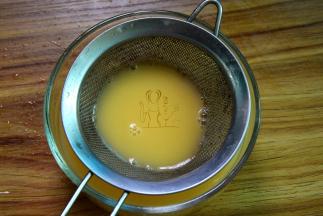 搅拌好的蛋液用漏勺过滤一遍