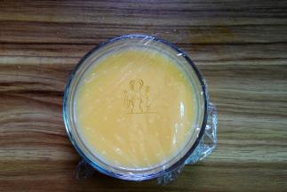 过滤好的蛋液倒入用来蒸制的碗中，盖上保鲜膜，用牙签戳出一些小洞