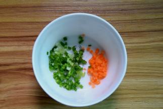胡萝卜切末；葱切末