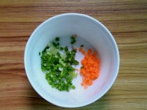 胡萝卜切末；葱切末