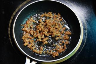 起锅烧热少许油，炒肉末至变色，加姜末酱油炒匀