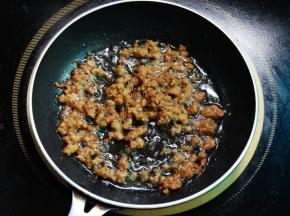 起锅烧热少许油，炒肉末至变色，加姜末酱油炒匀