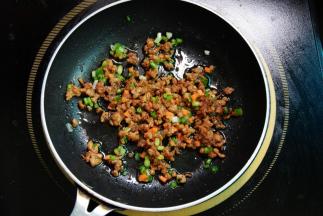 再加入胡萝卜和葱炒匀