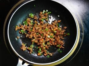 再加入胡萝卜和葱炒匀