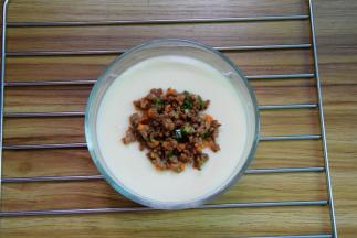 把炒好的肉末盛至蒸好的鸡蛋上，可以直接吃或再蒸2分钟