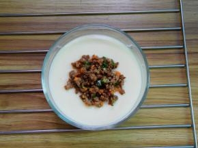 把炒好的肉末盛至蒸好的鸡蛋上，可以直接吃或再蒸2分钟