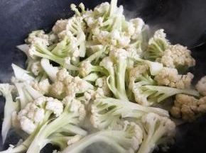 花菜切成小朵
