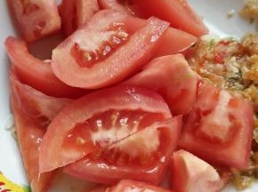 西红柿切块备用