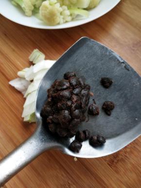 取适量豆豉