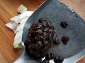 取适量豆豉