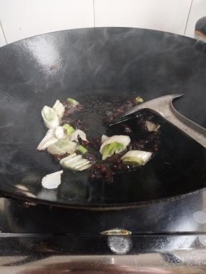 热锅入油放入葱和豆豉炒香