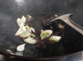 热锅入油放入葱和豆豉炒香