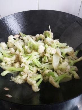 再加入花菜翻炒