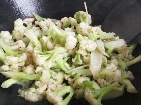再加入花菜翻炒