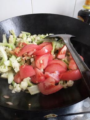 加入西红柿翻炒