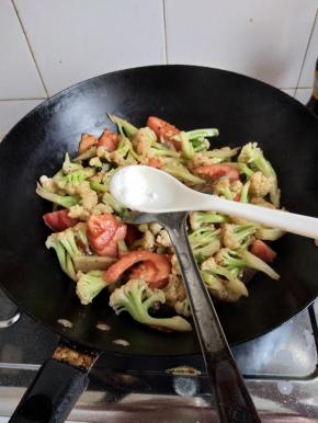 加入生抽和少许盐翻炒