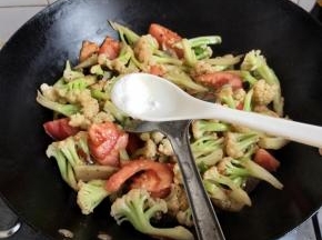 加入生抽和少许盐翻炒