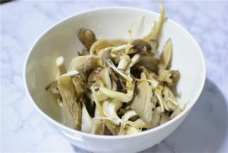 鲜蘑洗净，掰成小块