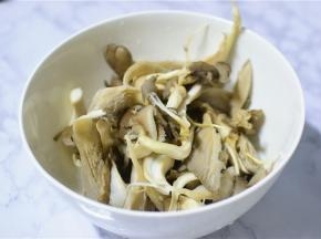 鲜蘑洗净，掰成小块