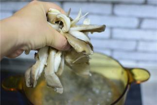 锅中水开，把蘑菇煮两分钟