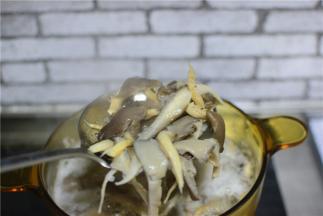 取出来，过凉水，攥干