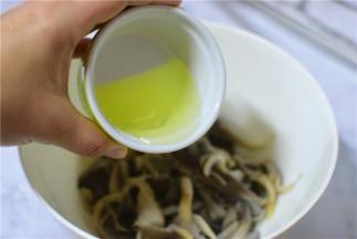 蘑菇中加入蛋清