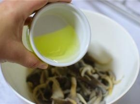 蘑菇中加入蛋清