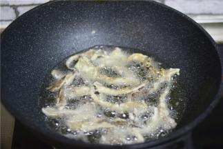 锅中油七成热，下鲜蘑炸