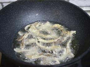 锅中油七成热，下鲜蘑炸