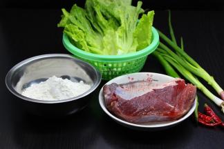 准备食材：中筋面粉、牛肉、生菜、洋葱、香葱等；