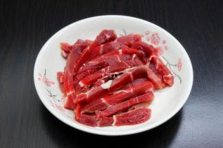 牛肉切条，加入盐、油、姜丝、生抽、料酒、生粉、黑胡椒粉拌均腌制；