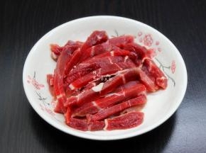 牛肉切条，加入盐、油、姜丝、生抽、料酒、生粉、黑胡椒粉拌均腌制；