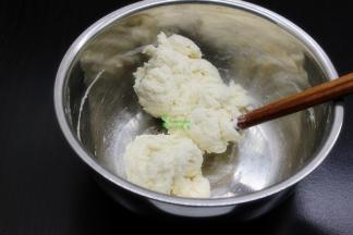 面粉加水、加盐拌均；