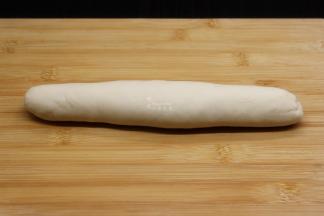 揉搓成光滑面团，擀成长条；