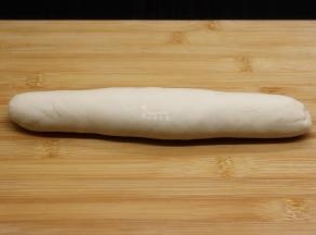 揉搓成光滑面团，擀成长条；