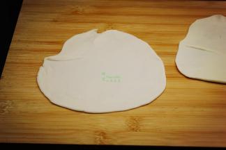 把松弛的面团擀开，薄薄的一层，用相同的方法把8个面团都擀好；