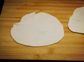 把松弛的面团擀开，薄薄的一层，用相同的方法把8个面团都擀好；