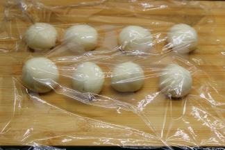 分成8等分，用保鲜膜包裹，静放松弛20分钟；