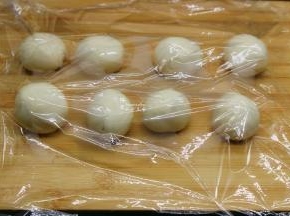 分成8等分，用保鲜膜包裹，静放松弛20分钟；